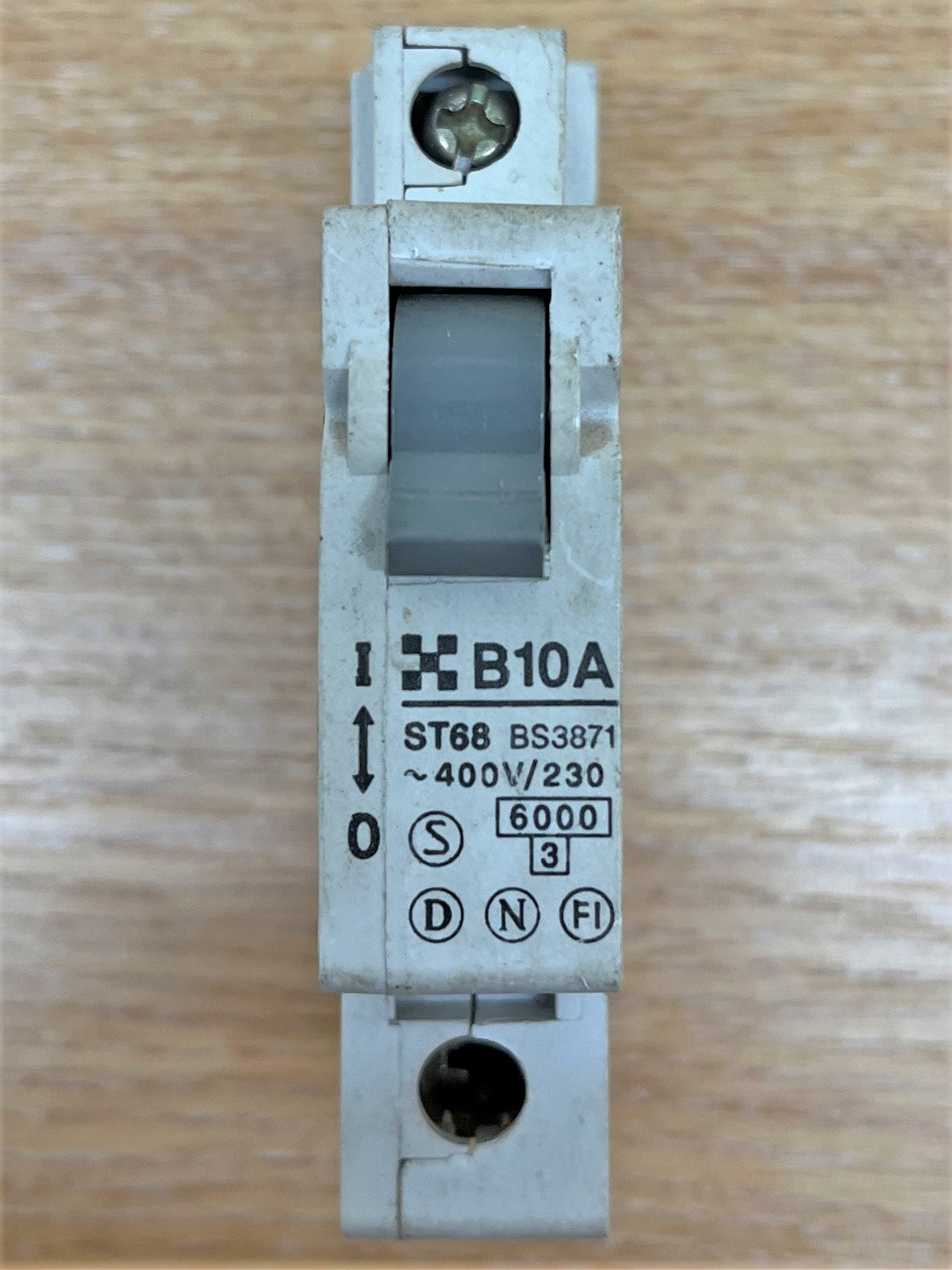 CLIPSAL ST68 BS3871 230/400V 6000KA/3KA B10A SINGLE POLE