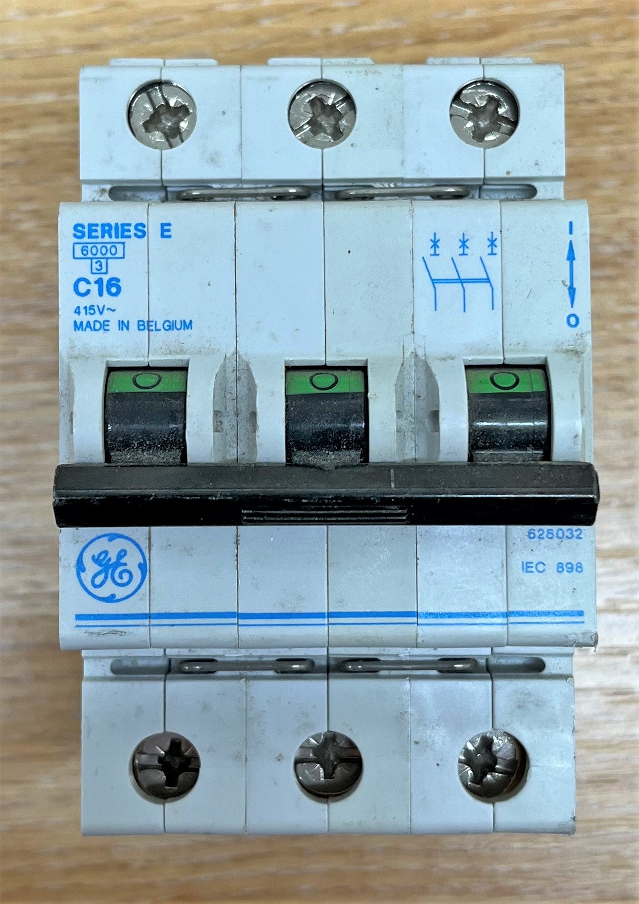 SERIES E 6000/3 415V C16 IEC60898 TRIPLE POLE