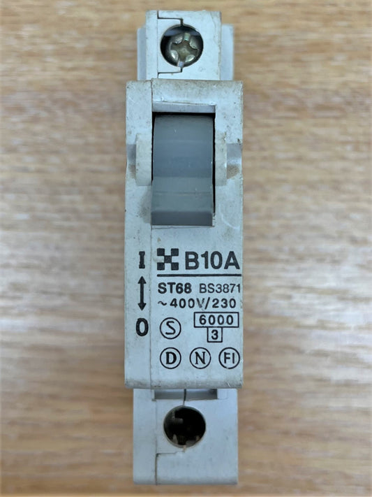 CLIPSAL ST68 BS3871 230/400V 6000KA/3KA B10A SINGLE POLE