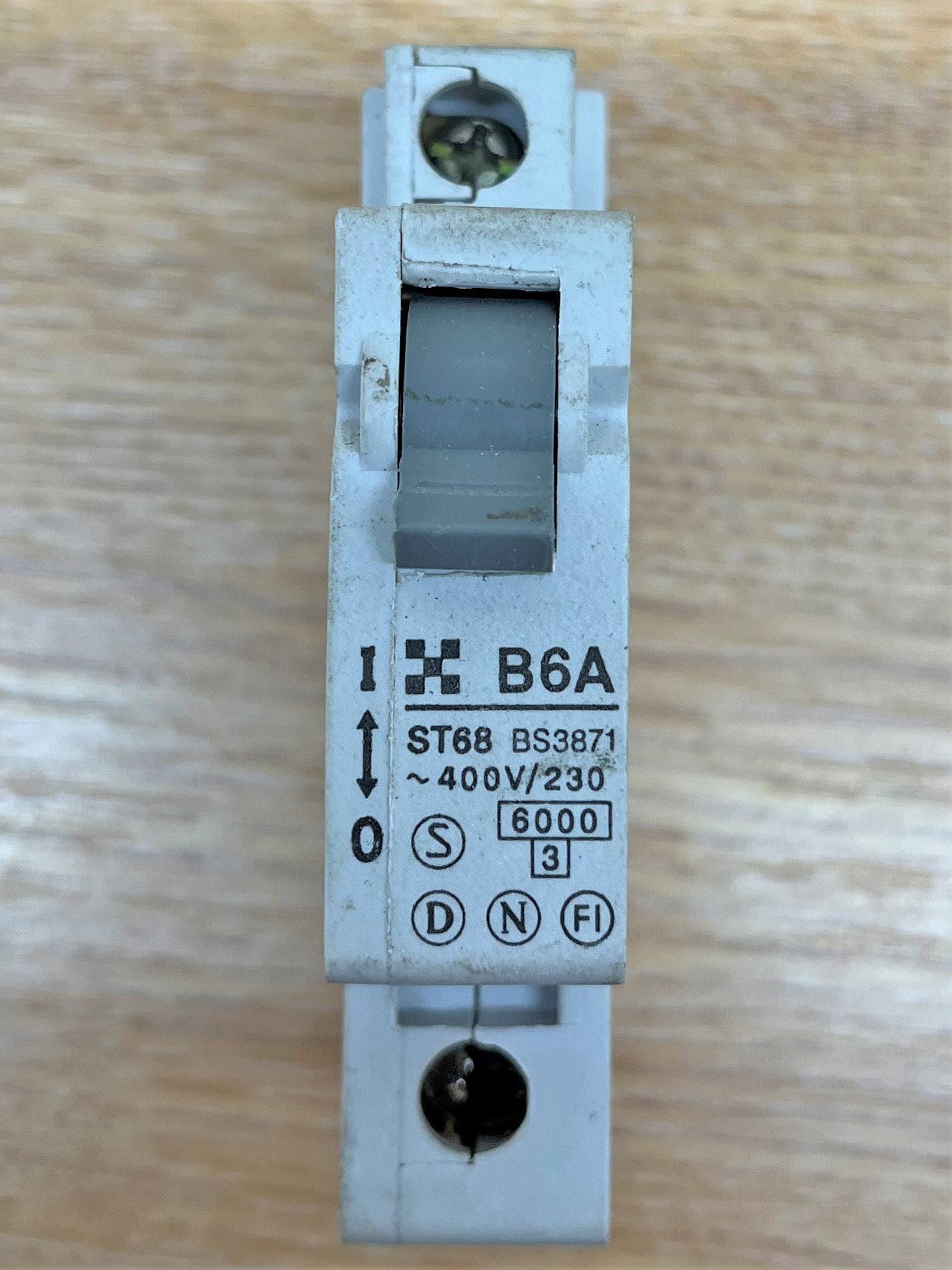 CLIPSAL ST68 BS3871 230-400V 6000KA/3KA B6A SINGLE POLE