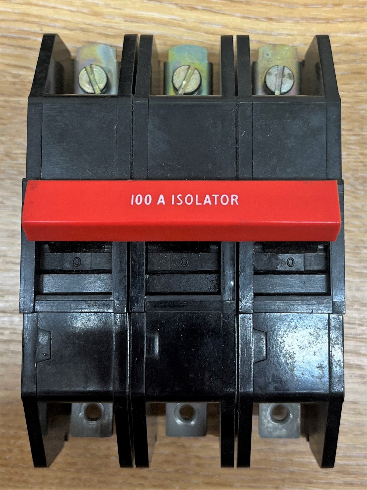 DS LOADMASTER SERIES 15 240V IPH 415V3PH BS3871  TYPE 3 40C 100A ISOLATOR TRIPLE POLE