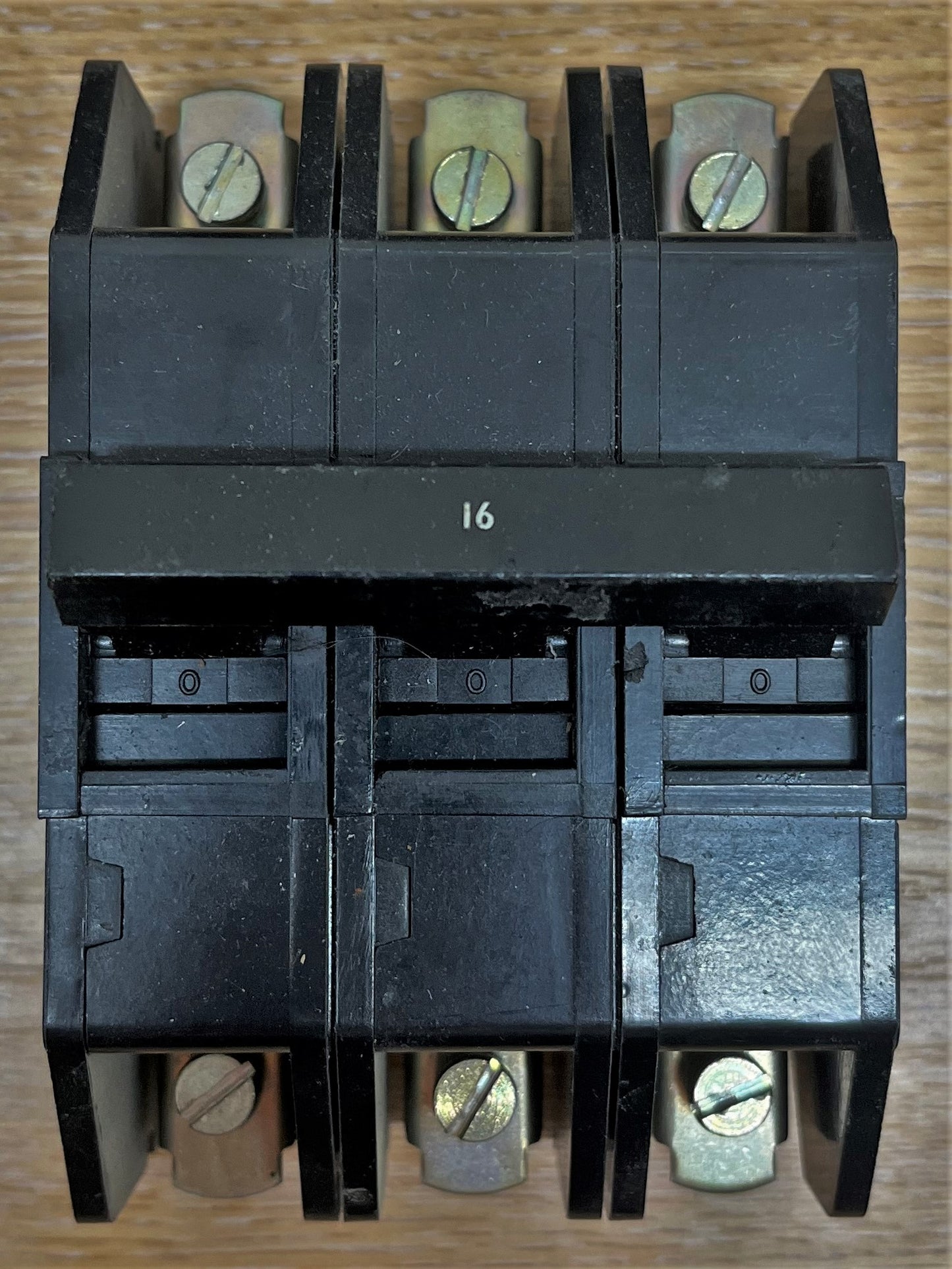 DS LOADMASTER SERIES 15 SWITCHGEAR 240V IPH415V3PH M4-5 BS3871 TYPE 3 16A TRIPLE POLE