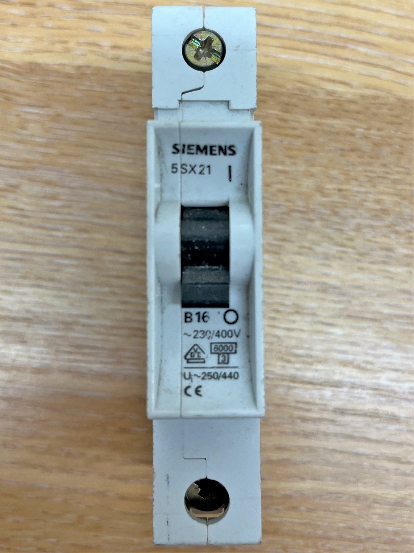 SIEMENS 5SX21 UI250/440 230/400V 6000KA/3 B16 SINGLE POLE
